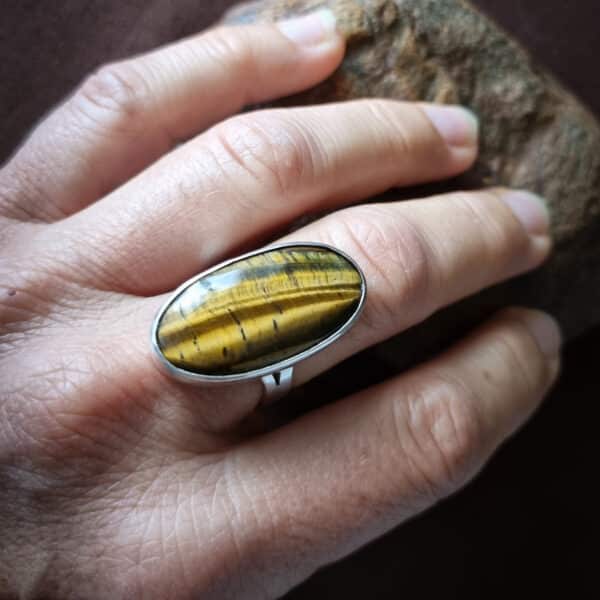 bague en argent avec un œil de tigre ovale serti clos