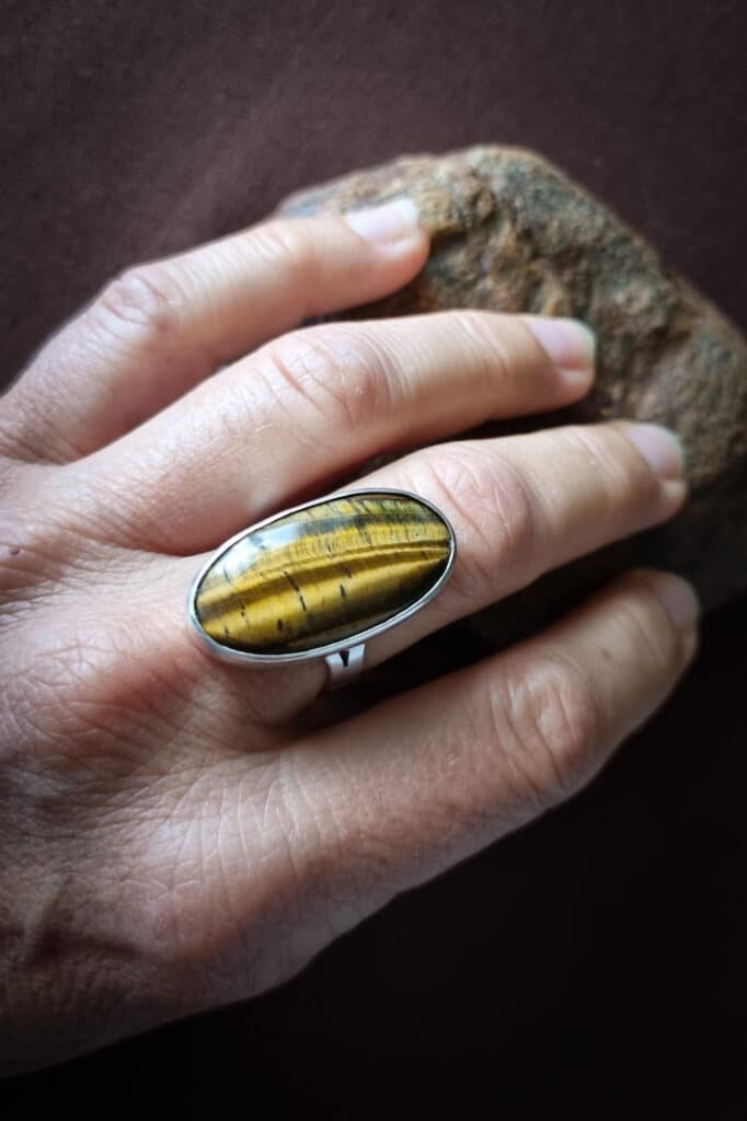 bague en argent avec un œil de tigre ovale serti clos