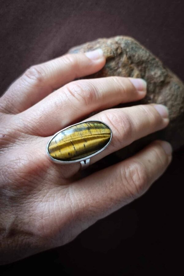 bague en argent avec un œil de tigre ovale serti clos