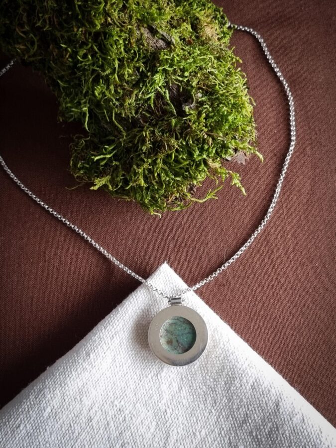collier en argent avec chrysocolle ronde serti clos