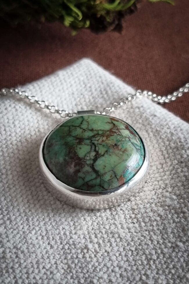 collier en argent avec chrysocolle ronde serti clos