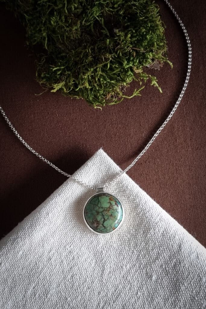 collier en argent avec chrysocolle ronde serti clos
