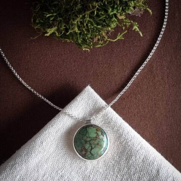 collier en argent avec chrysocolle ronde serti clos