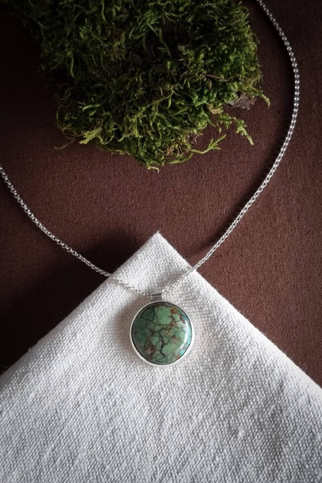 collier en argent avec chrysocolle ronde serti clos