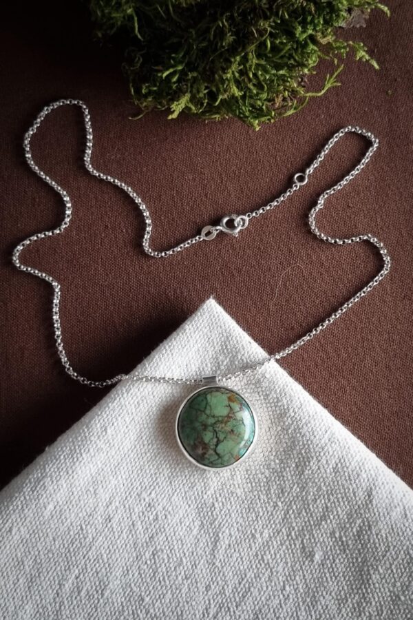 collier en argent avec chrysocolle ronde serti clos