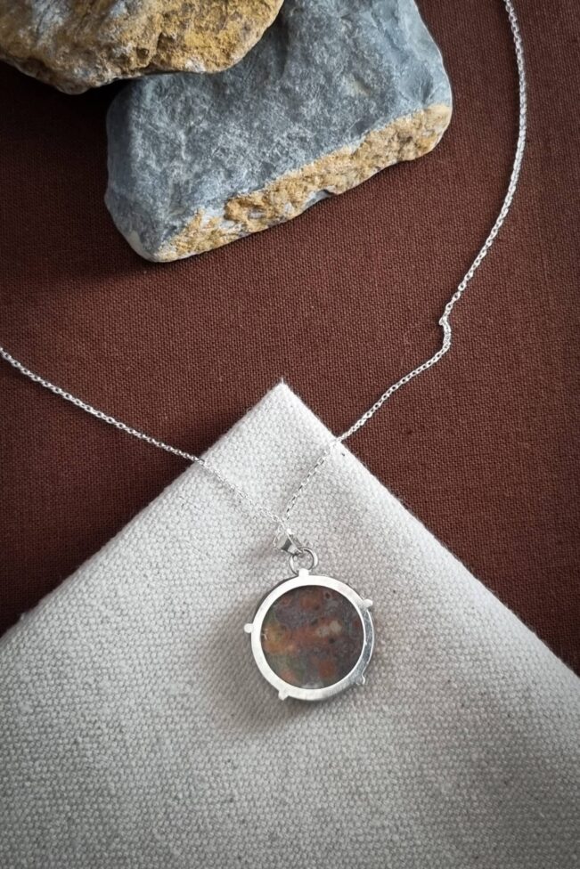 collier en argent avec jaspe léopard serti 5 griffes