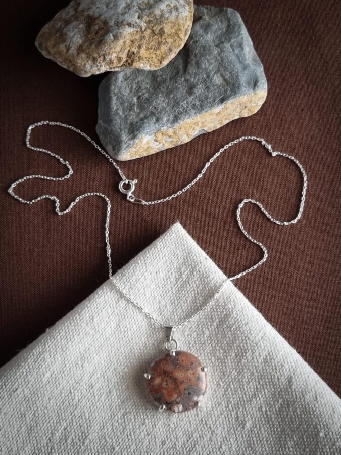 collier en argent avec jaspe léopard serti 5 griffes