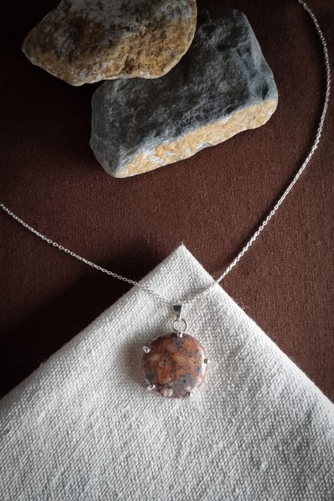 collier en argent avec jaspe léopard serti 5 griffes