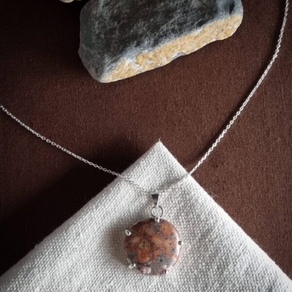 collier en argent avec jaspe léopard serti 5 griffes