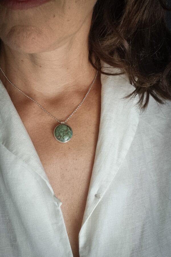 collier en argent avec chrysocolle ronde serti clos