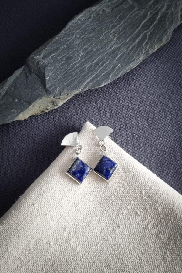 Boucles d'oreilles en argent avec lapis lazuli carrée serti clos