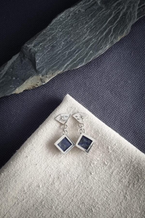 Boucles d'oreilles en argent avec lapis lazuli carrée serti clos