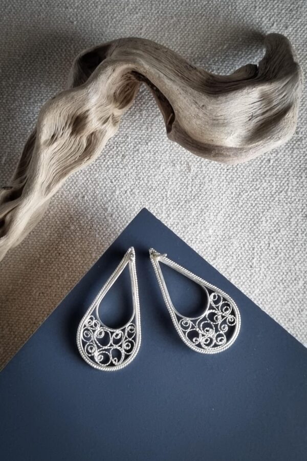boucles d'oreilles en filigrane argent en forme de goutte, vu de dos