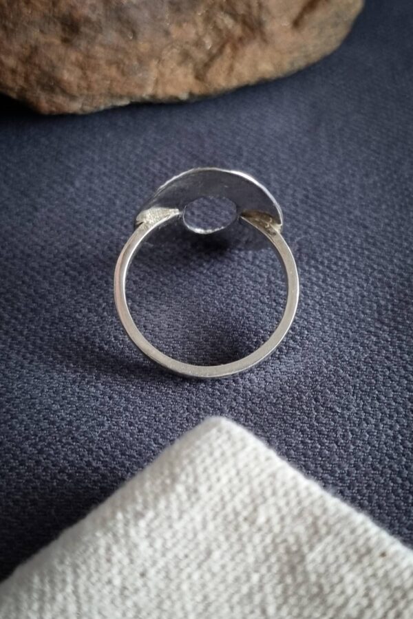 bague en argent ovale texturée