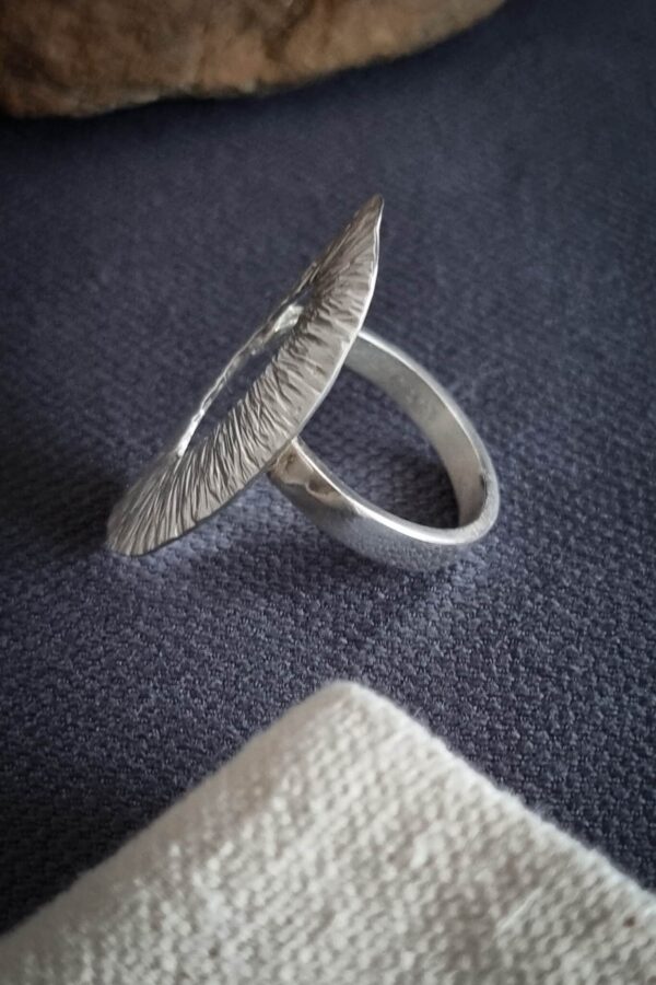 bague en argent ovale texturée