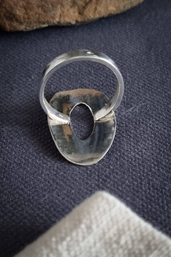 bague en argent ovale texturée