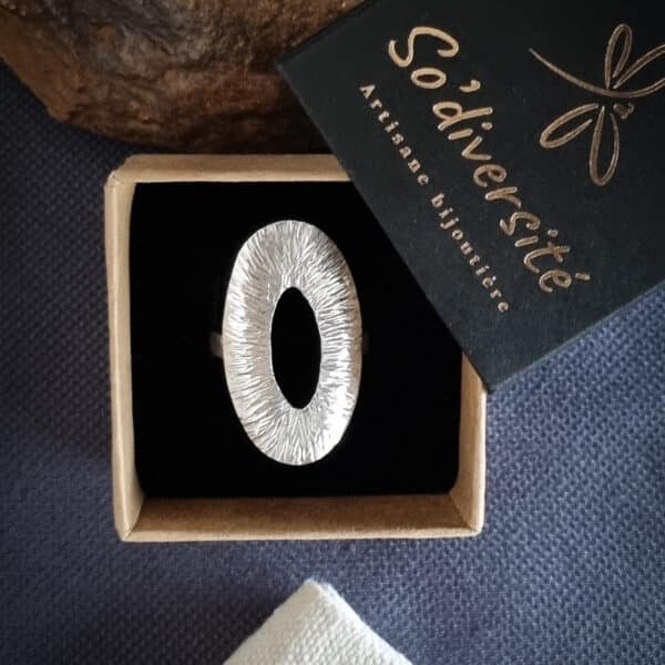 bague en argent ovale textur&eacute;e