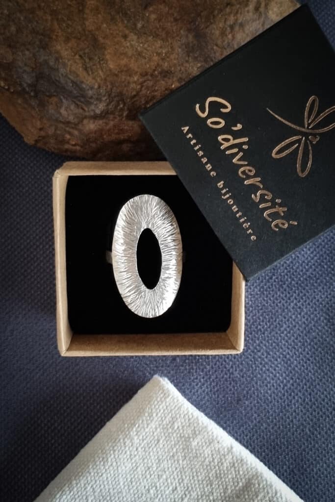 bague en argent ovale texturée