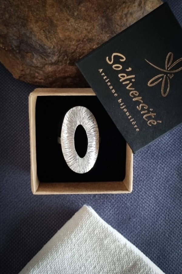 bague en argent ovale texturée