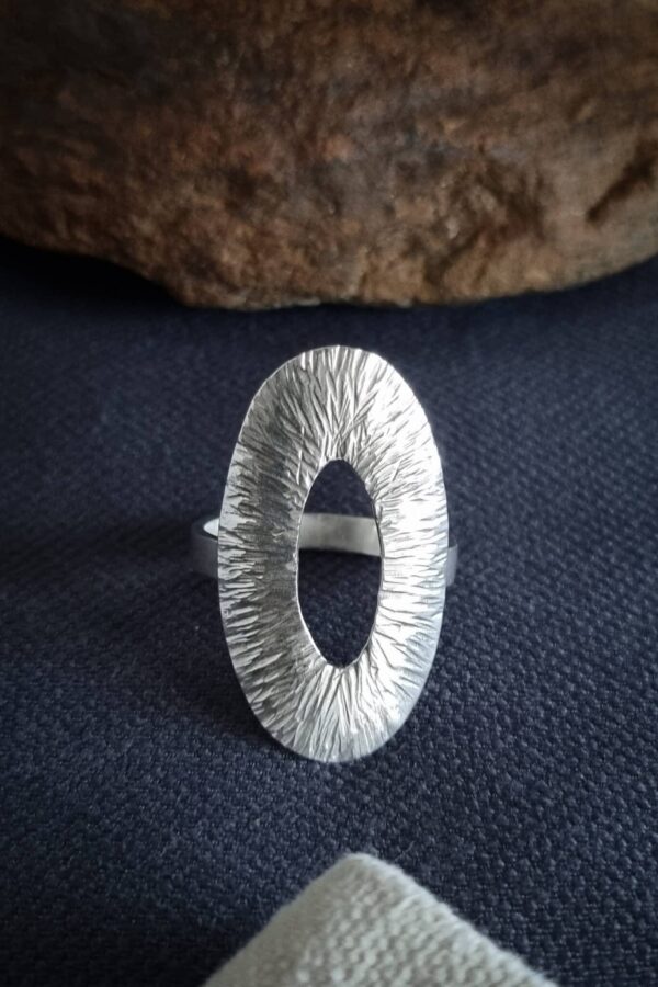 bague en argent ovale texturée