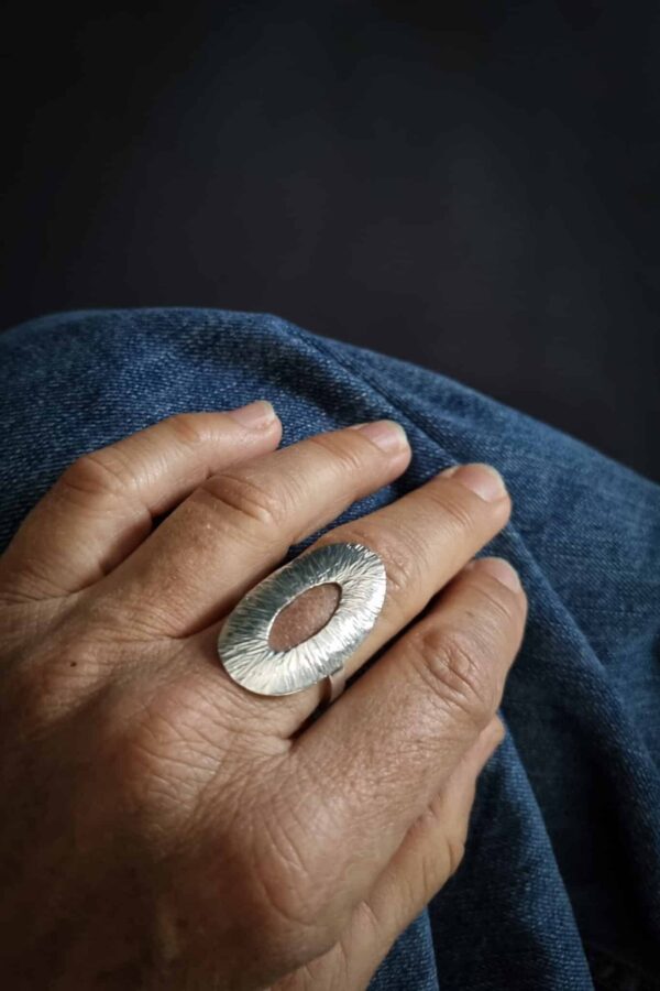 bague en argent ovale texturée