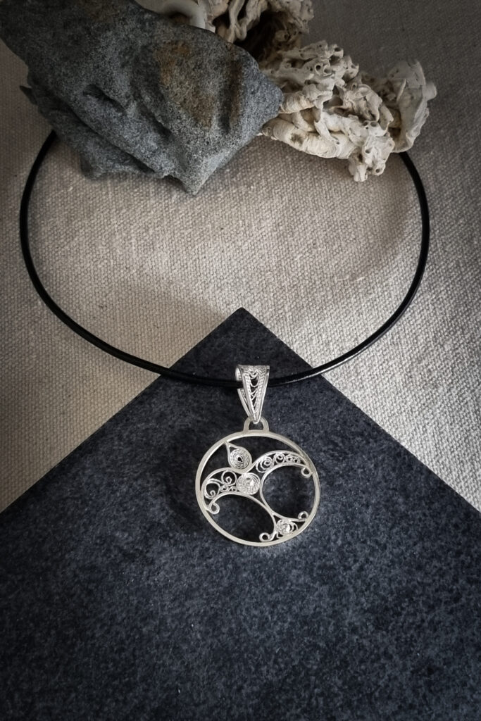 pendentif mouette en argent filigrane sur cordon cuir noir