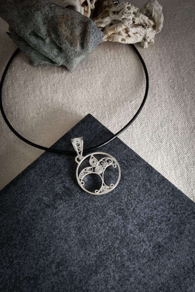 pendentif mouette en argent filigrane sur cordon cuir noir