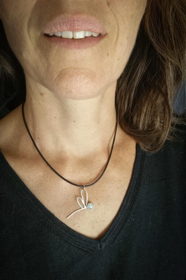 pendentifs en argent en forme de libellule avec serti clos pierre lune ronde