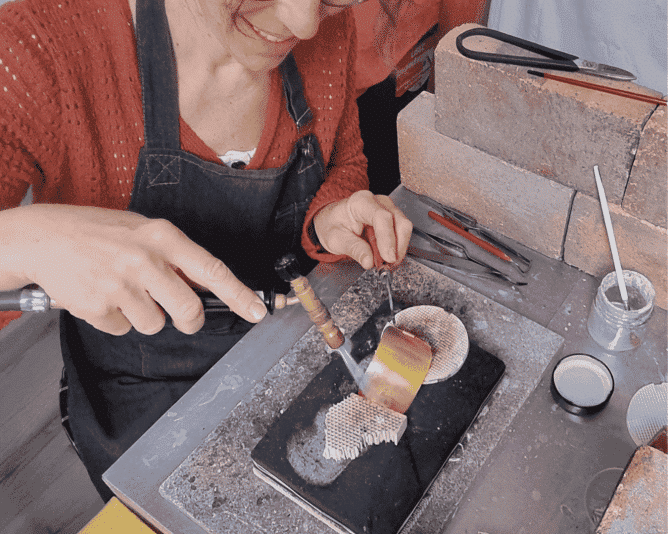 artisane &agrave; l'atelier en train de souder