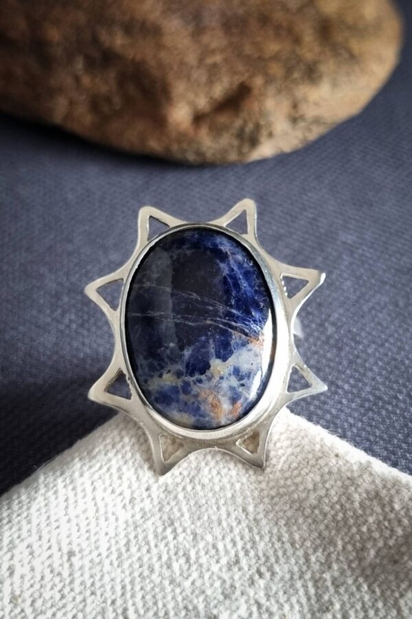 Grosse bague en argent découpée en forme de soleil avec une sodalite ovale serti clos au centre
