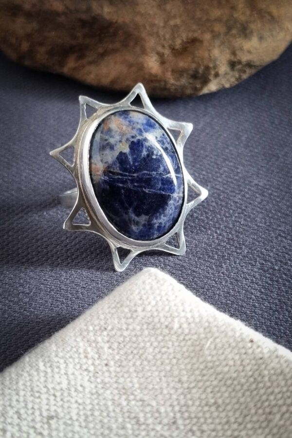 Grosse bague en argent découpée en forme de soleil avec une sodalite ovale serti clos au centre