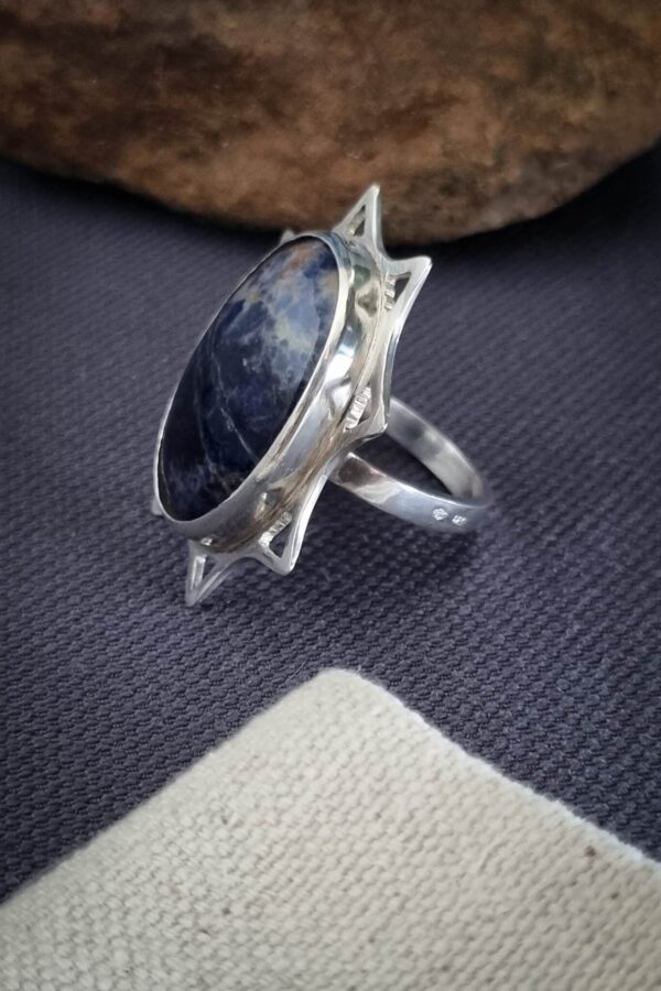 Grosse bague en argent découpée en forme de soleil avec une sodalite ovale serti clos au centre