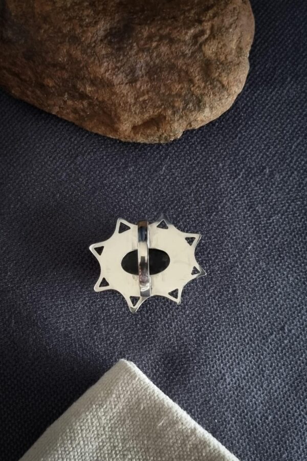 Grosse bague en argent découpée en forme de soleil avec une sodalite ovale serti clos au centre