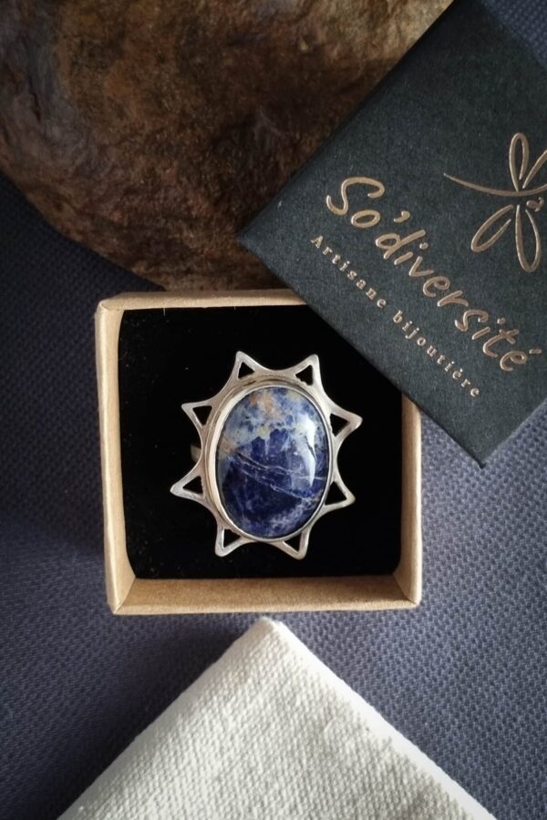 Grosse bague en argent découpée en forme de soleil avec une sodalite ovale serti clos au centre