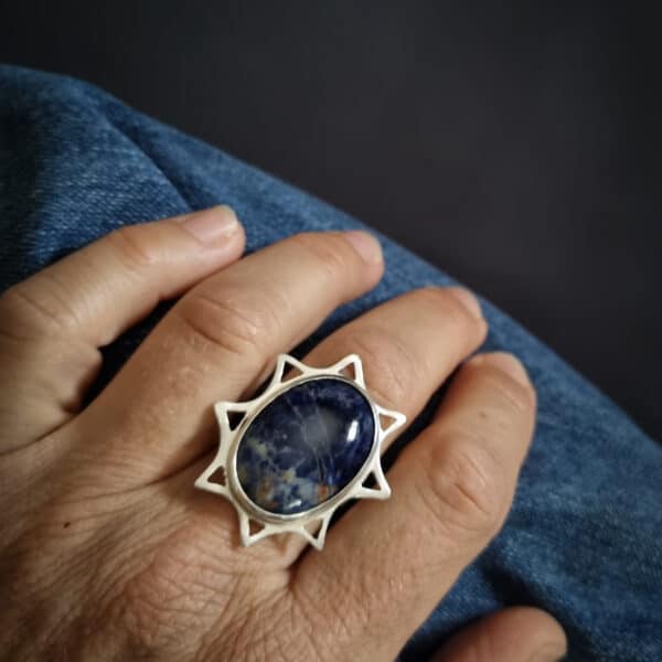 Grosse bague en argent découpée en forme de soleil avec une sodalite ovale serti clos au centre