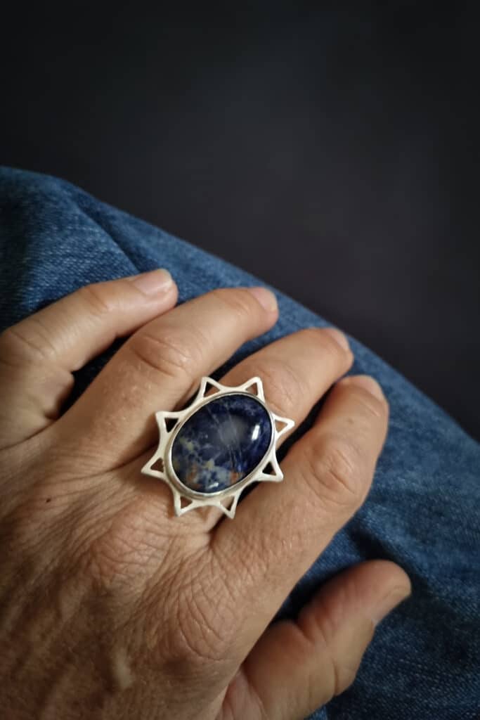 Grosse bague en argent découpée en forme de soleil avec une sodalite ovale serti clos au centre