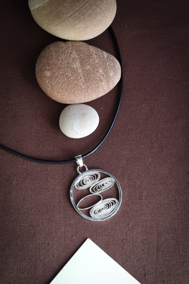 pendentif galet filigrane de dos