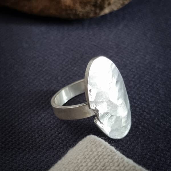 bague argent forg&eacute;e, finition brute