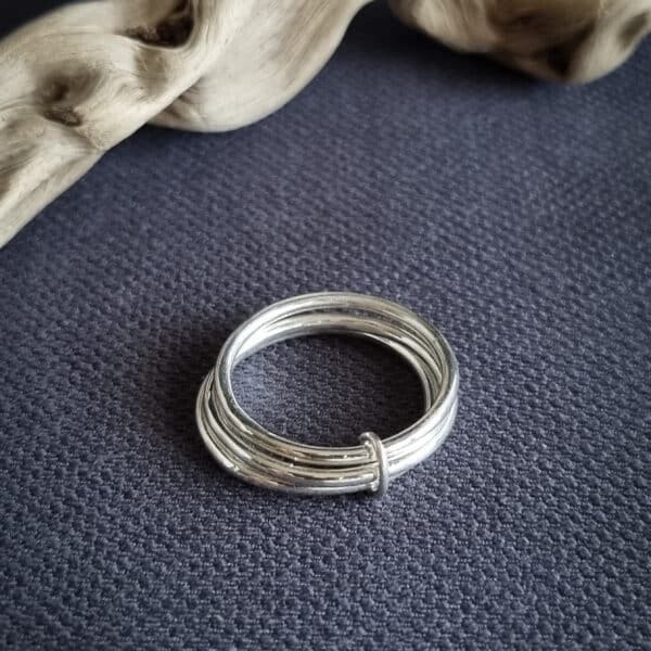 bague form&eacute;e de trois anneaux en argent reli&eacute;s entre eux