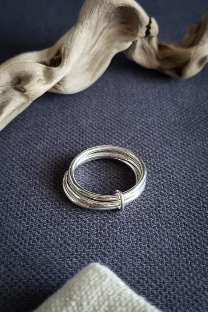 bague formée de trois anneaux en argent reliés entre eux