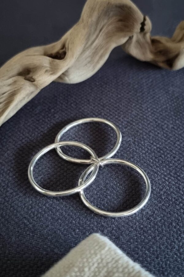 bague formée de trois anneaux en argent reliés entre eux