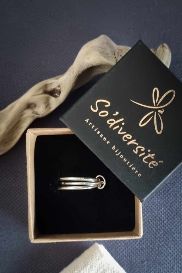 bague formée de trois anneaux en argent reliés entre eux