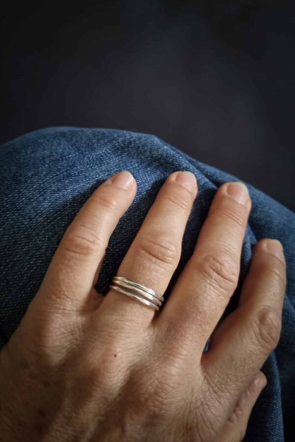 bague formée de trois anneaux en argent reliés entre eux
