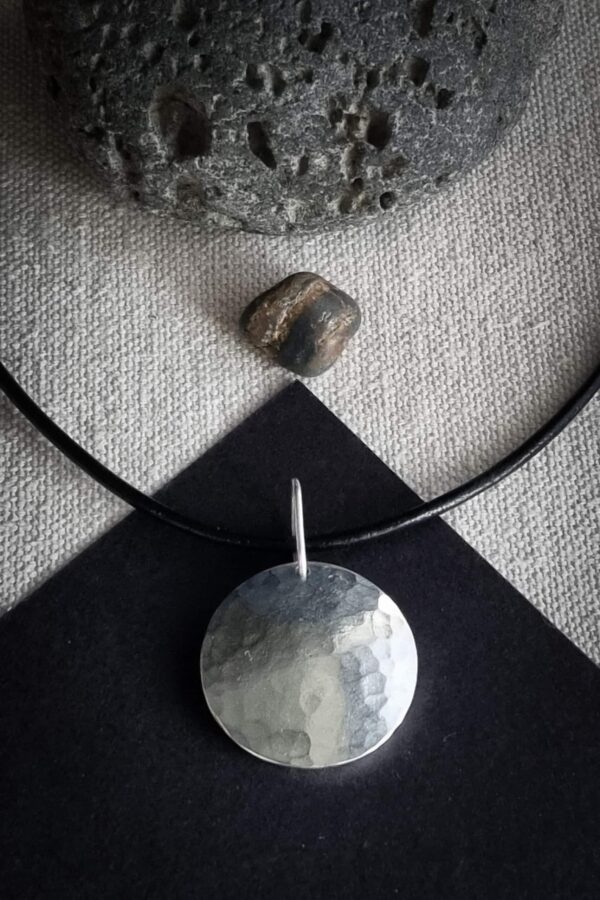 pendentif rond en argent martelé bombé
