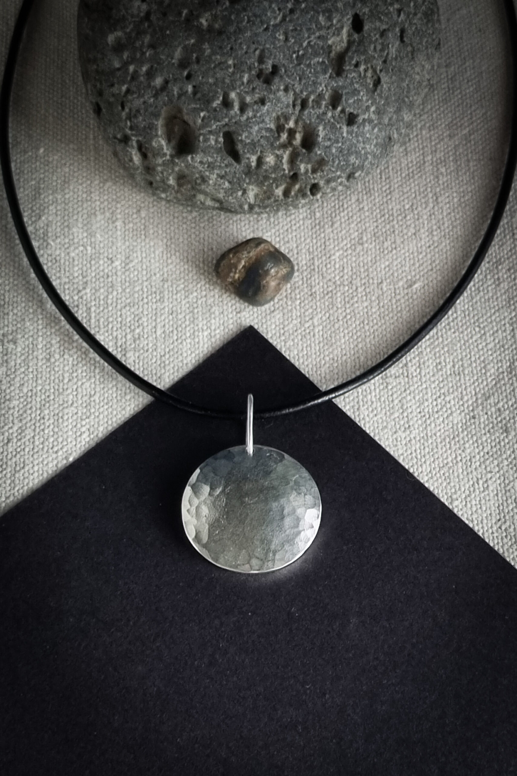 pendentif rond en argent martelé bombé