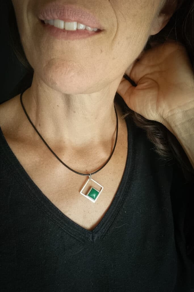 Pendentif carré en argent avec jade verte carrée serti