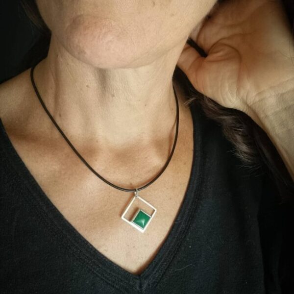 Pendentif carré en argent avec jade verte carrée serti