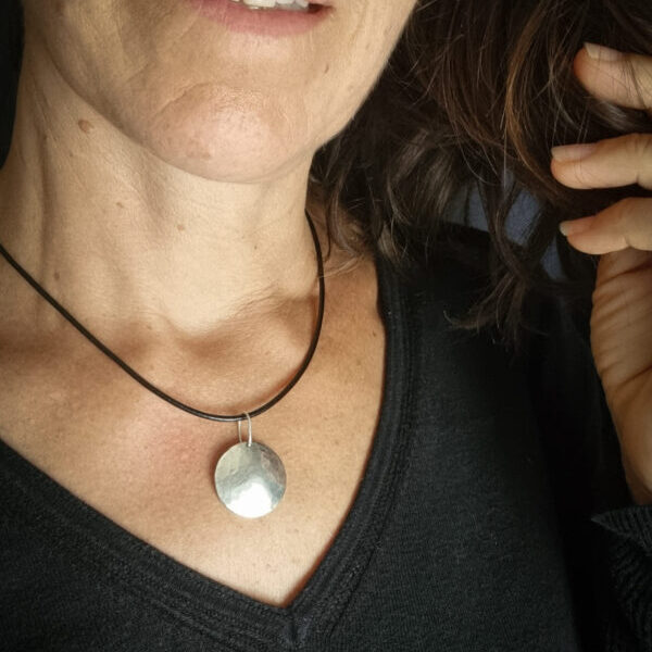 pendentif rond en argent martelé bombé