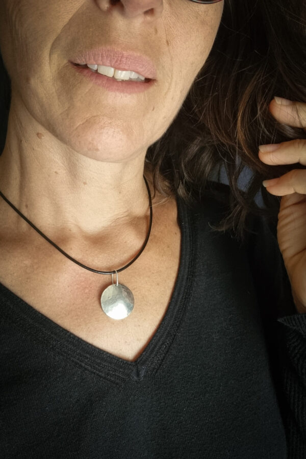 pendentif rond en argent martelé bombé