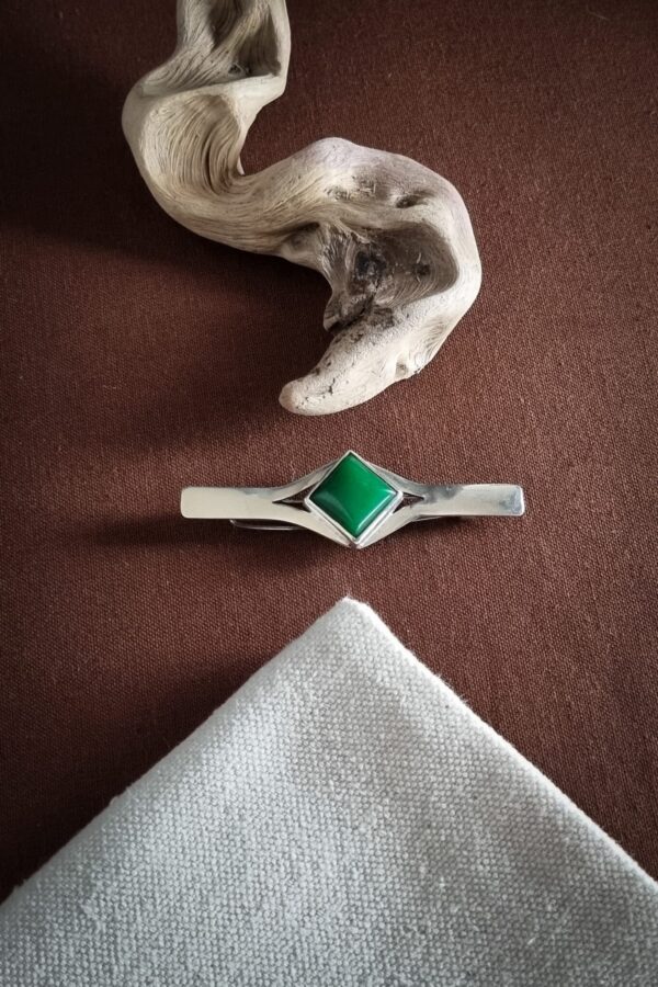 broche en argent avec serti carré d'un jade vert